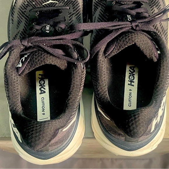 HOKA Clifton 9 Women’s Running Shoes - Black/White - Women’s Size 9.5 B - Picture 5 of 9